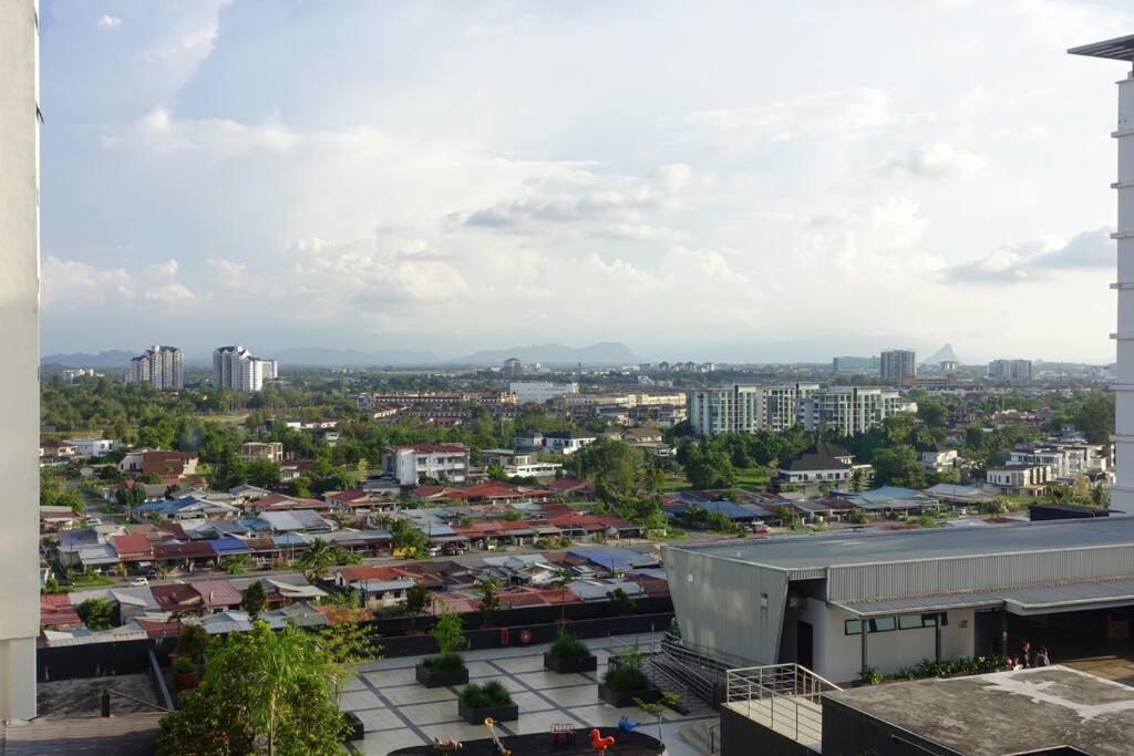 8Pax Cozy Home Stay Jazz Suites 1 Vivacity Kuching Sarawak 3Br エクステリア 写真